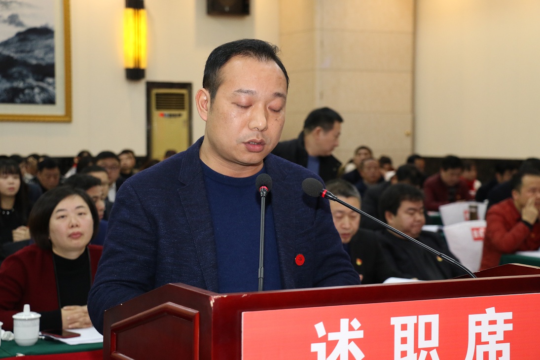 黄 华.JPG