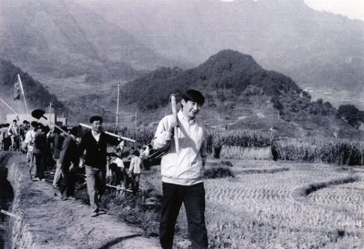 △1989年,时任福建宁德地委书记的习近平带领地直机关千余名干部到水利工地参加修整水渠劳动。