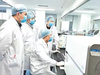 基于前期丰富的呼吸道病原体检测试剂盒研发经验,迪安诊断研发团队发挥技术储备优势,1月20日成功完成基于荧光定量PCR平台的2019-nCoV核酸检测试剂及其检测流程的研发。(图片由通讯员 钱雯提供)