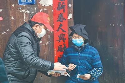 疫情发生以来,贵州剑河县久仰镇摆伟村第一书记在给村民发放疫情防控图册。 刘忠培 姜泽光 摄
