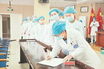 疫情期间,内蒙古达拉特旗党员医护工作者主动请缨支援抗击疫情第一线。 赵乐 摄