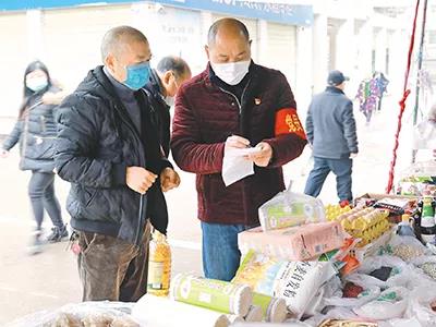 疫情期间,四川泸州市龙马潭区特兴街道走马村党员干部帮隔离群众采买生活用品。陈涛 摄