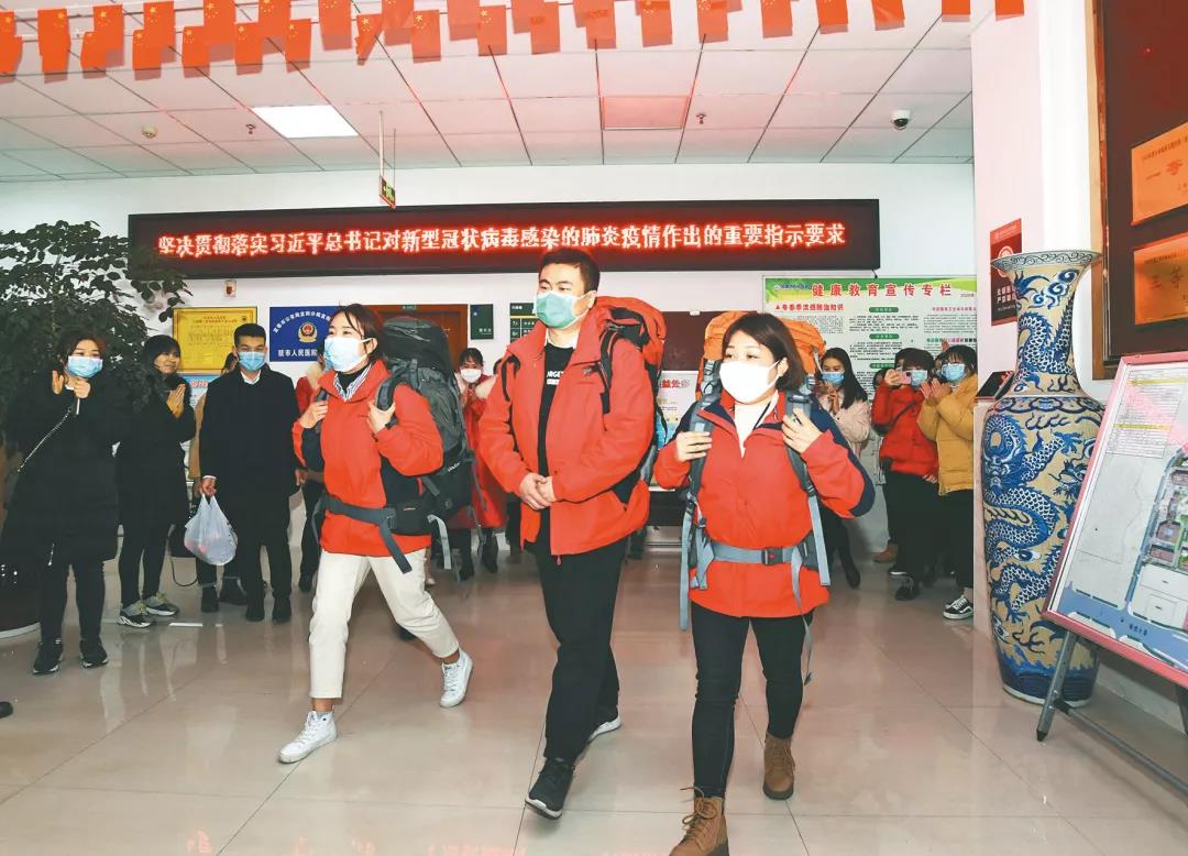 江西宜春市人民医院抗击新型冠状病毒肺炎驰援武汉首批医疗队员出征仪式。(图片由通讯员 黄包云 陈波提供)